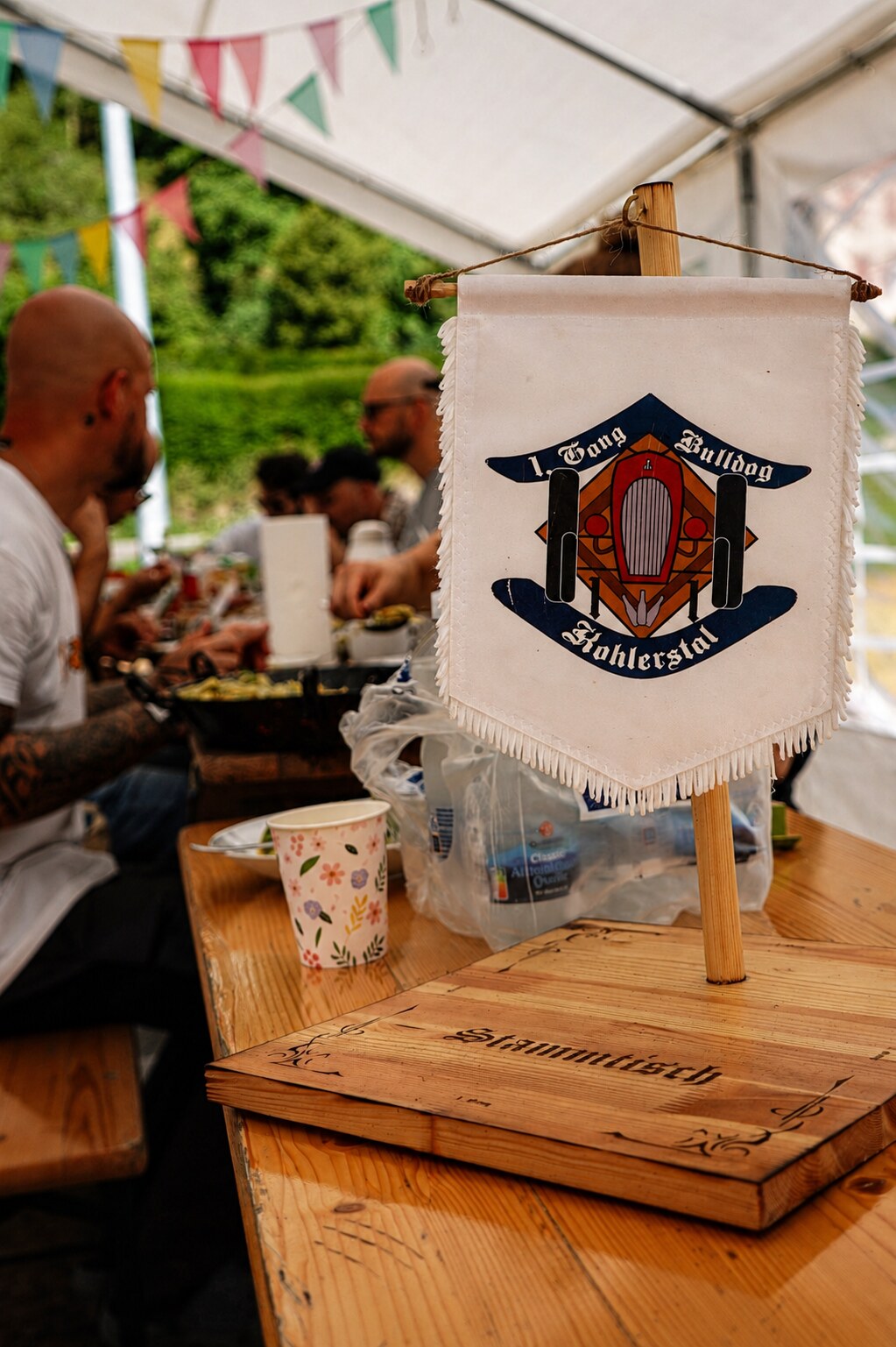 Vereinswimpel und Stammtisch